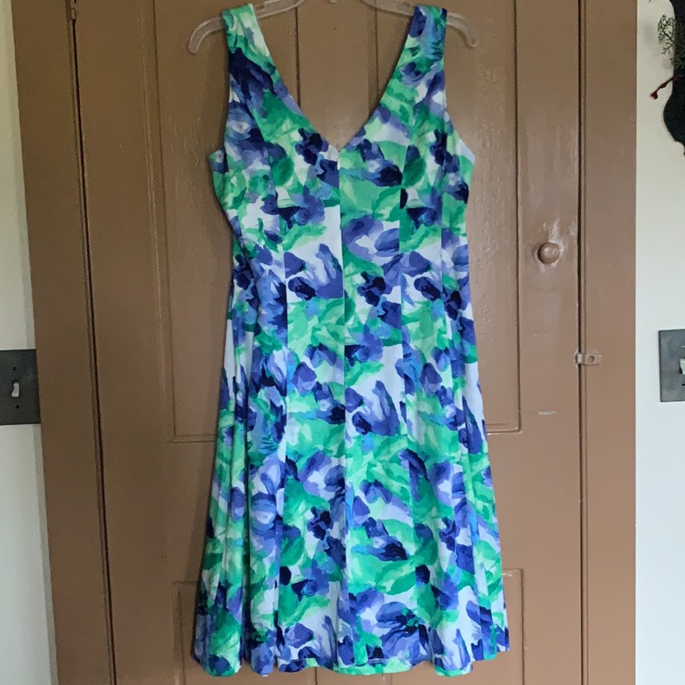 Chaps Sleeveless summer dress Size 10
V neck front and back Blues, Greens, White